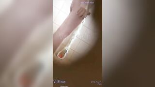 Thanh niên quay lén 2 cô e họ lồn rậm tắm phát hiện móc chéo