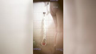Thanh niên quay lén 2 cô e họ lồn rậm tắm phát hiện móc chéo