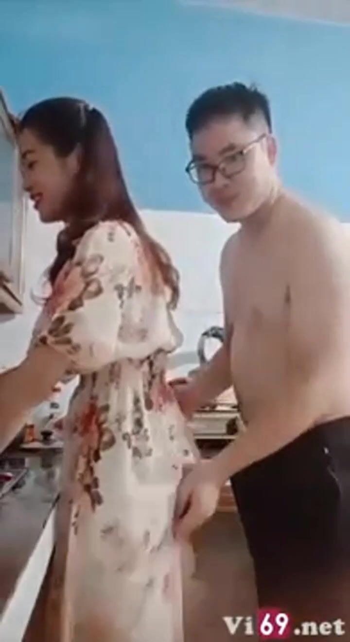 Địt con vợ vú đẹp dáng ngon trong bếp