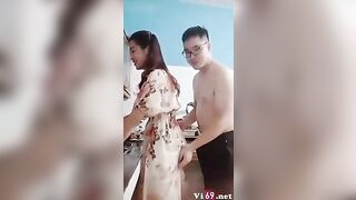 Em đang nấu ăn anh cũng kéo váy lên chịch ngay tại bếp