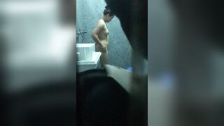 Quay lén gái tắm truồng