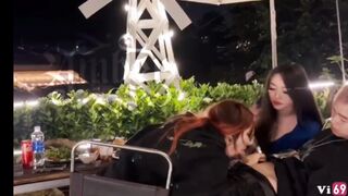 Thanh niên số hưởng được 2 con bạn thi nhau bú cu ở Quán cafe