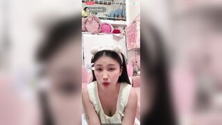 không mặc đồ lót ngồi live bán hàng