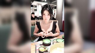 Đang ăn mà em cứ gạ đụ