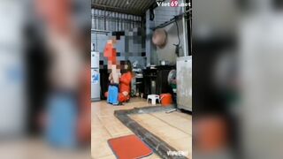 Thanh niên tốc váy vợ thg bạn sờ quần hiếp dâm luôn trong bếp