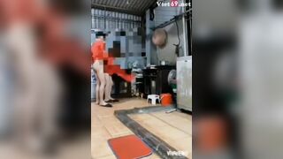 Thanh niên tốc váy vợ thg bạn sờ quần hiếp dâm luôn trong bếp