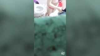 Quay lén chị họ vú to tắm, xem đến cuối thì bị phát hiện
