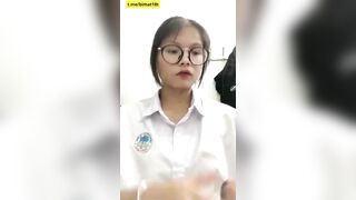 Em kính Cận Đi Tắm Gọi Video Với Bạn Thân