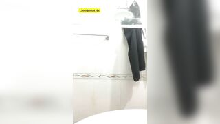 Em kính Cận Đi Tắm Gọi Video Với Bạn Thân