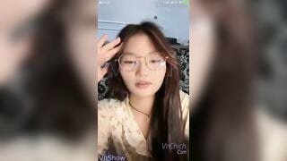 Full clip e sinh viên năm nhất lén Thủ dâm Trg KTX khi bạn bè đi chs