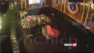 Hack camera, Bố già chịch nhân viên Karaoke xong bắt thg ctrai vét máng