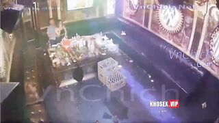Hack camera, Bố già chịch nhân viên Karaoke xong bắt thg ctrai vét máng