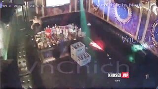 Hack camera, Bố già chịch nhân viên Karaoke xong bắt thg ctrai vét máng