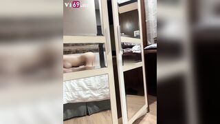 Hành em từ giường đến bàn em còn bắt anh tập chung chơi đi