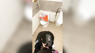 Lén bú cu thg bạn trong wc nam bị mấy a nv phát hiện