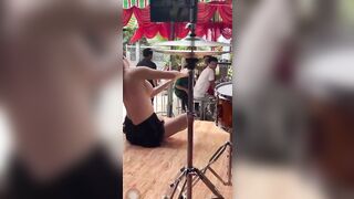 Bà già bệnh hoạn khóa thân nhảy giữa tiệc