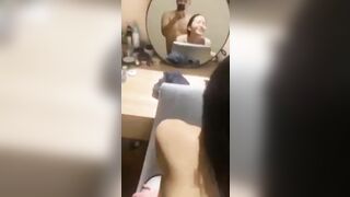 Cuộc tình trước gương ướt át