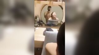 Cuộc tình trước gương ướt át