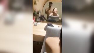 Cuộc tình trước gương ướt át