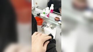 Sinh viên nứng quá lôi nhau vô nhà vệ sinh chịch