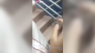 Súc vật thầy giáo, Ép e lớp trưởng bú cu ở cầu thang trước khi vào tiết