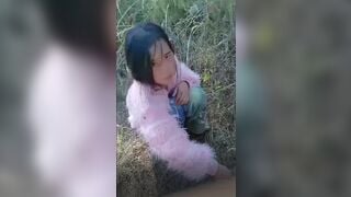Đang đái bậy thì bị đè ra moc bím không kịp trở tay luôn
