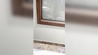 Con bạn thân say rượu bị thg bạn dắt vào toilet hiếp dâm ko biết gì