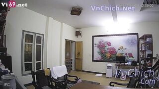 Hack camera e gái khoả thân thủ dâm móc lồn bôi sàn nhà