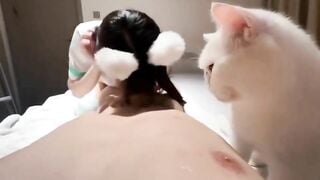 hắn có tận 2 bé mèo phục vụ! vua chúa cũng k được như hắn!