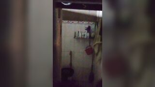 Quay lén con em gái dáng ngon rửa lồn