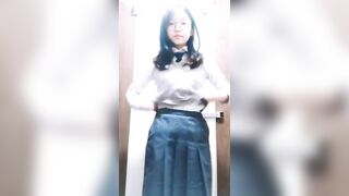 Em Học Sinh Đeo Kính Vào Tolet Show Hàng Nhảy Nhót
