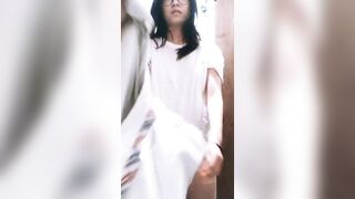Em Học Sinh Đeo Kính Vào Tolet Show Hàng Nhảy Nhót