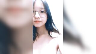 Em Học Sinh Đeo Kính Vào Tolet Show Hàng Nhảy Nhót