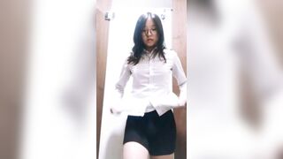 Em Học Sinh Đeo Kính Vào Tolet Show Hàng Nhảy Nhót