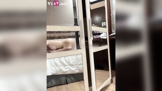 Hành hạ em từ giường xuống bàn em còn bắt anh tập trung chịch đi