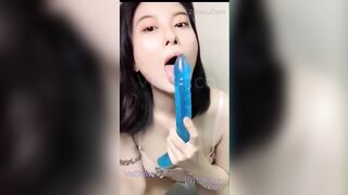 Yến Song Hải, nhét toy 40cm lút cán thọc tận tử cung