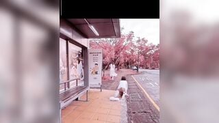 Đg đợi xe bus e học sinh bị rút sex toy sữa chảy tung toé