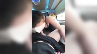 Cặp đôi địt nhau trên xe giường nằm nhưng ko đóng cửa sổ và cái kết