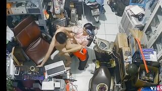 Quay lén cặp đôi địt trong tiệm đồ cũ bị khách hàng phát hiện phốt