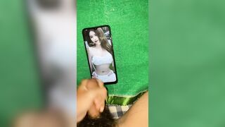 Bắn tinh lên ảnh em họ 2k