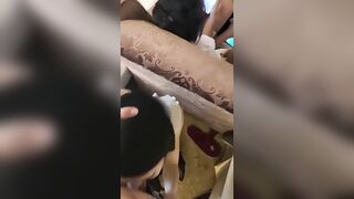 kệ 2 đứa nhỏ đang coi điện thoại, bà vợ vẫn buscu chồng, lén lút kiểu nì ta nói nó đã