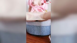 Cô y tá chân dài khi rảnh rỗi nhờ bệnh nhân vét sạch máng
