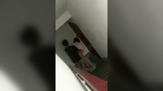 lén quay thằng nhỏ và bạn gái của nó đang hú hí với nhau ở trước cửa phòng nó kìa!