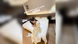 Vị thần loạn luân trong Cape Fantasy tưởng tượng cảnh em gái mình lộ mặt và trả tiền
