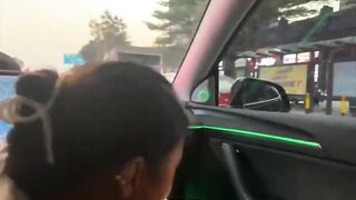 nữ tài xế xe công nghệ và anh khách may mắn được buscu khi đang chạy trên đường!!!!!