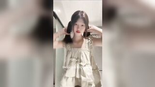 Gái xinh show vú