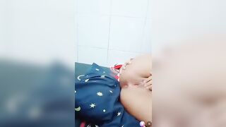 E bích Phương 08 vú to quá sệ thủ dâm bị bà mẹ phát hiện