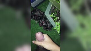 Thủ ngoài ban công phê