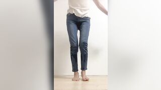 Mặc quần bó sex toy rung nứng quá lm e đái ướt hết quần