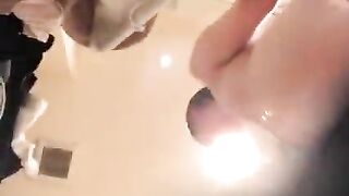 Quay lén con e họ đi tắm bị nó đái vào camera lồn hồng khít
